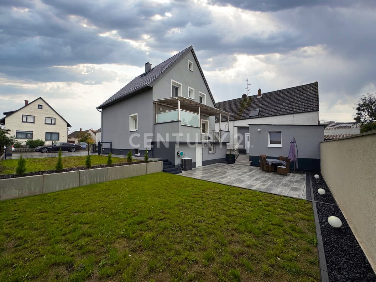 Stil-Statement: Freistehend, kernsaniert, elegante Farbharmonie