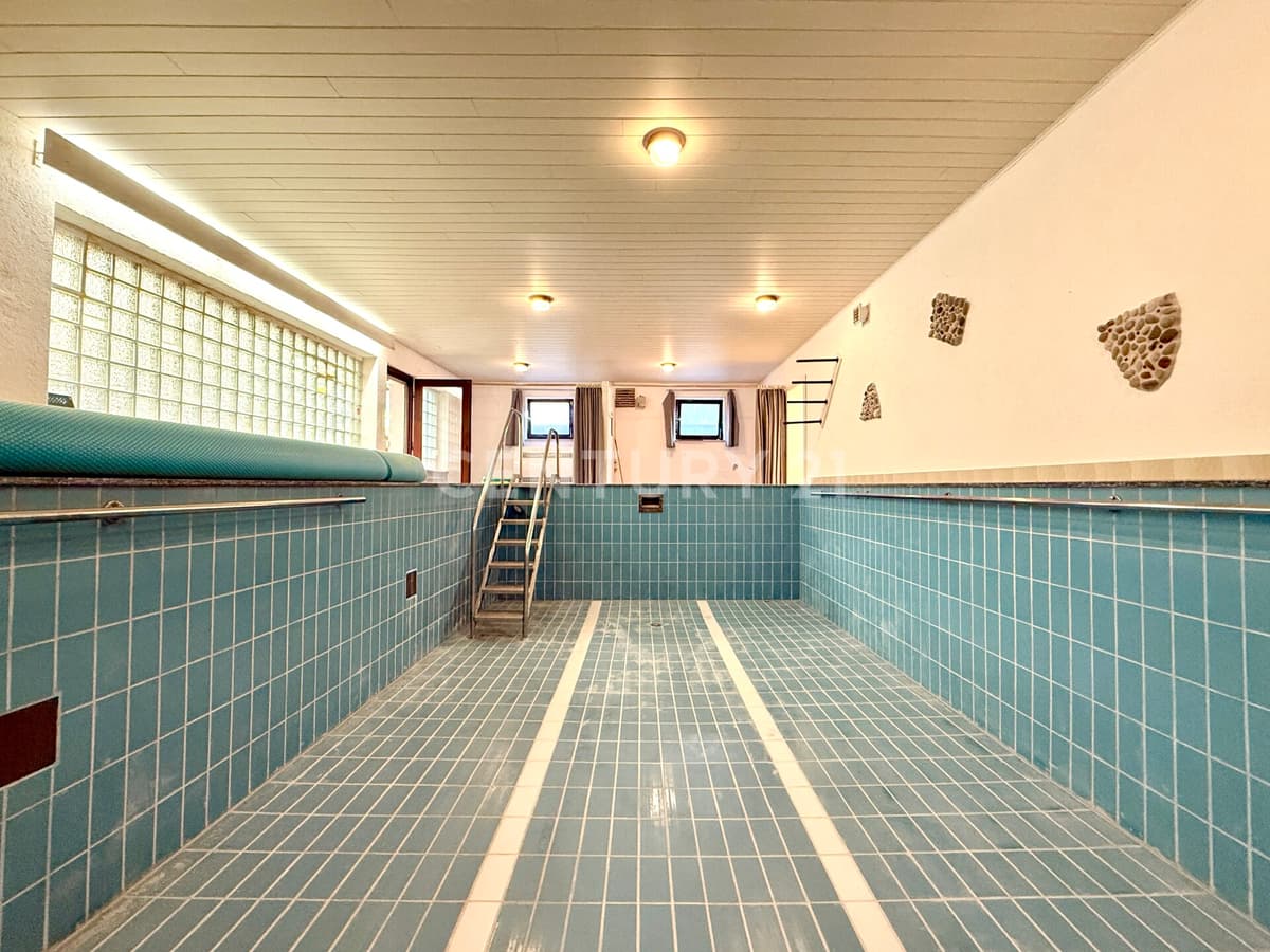 Vielseitige Gewerbefläche mit Schwimmhalle und Praxisräumen